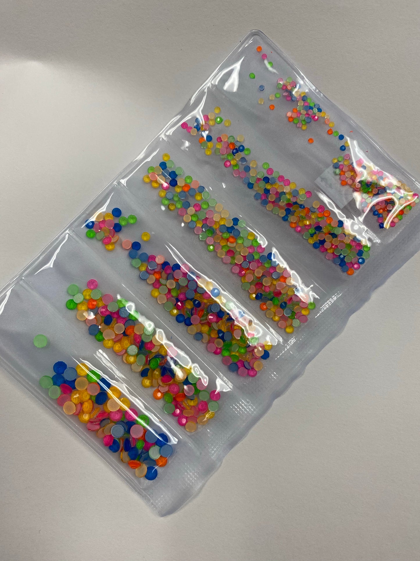 Piedras de imitación de tamaño mixto neón