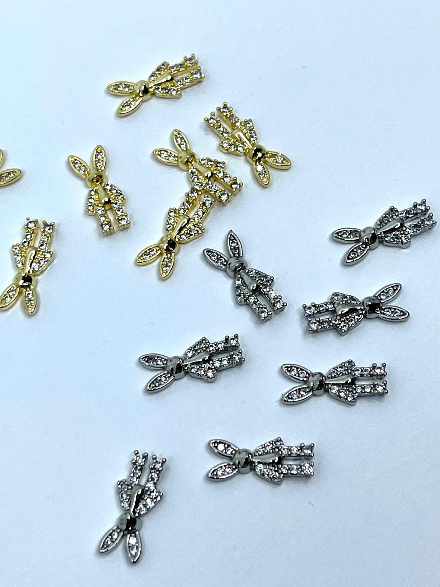 Charms de conejito de Pascua dorados y plateados